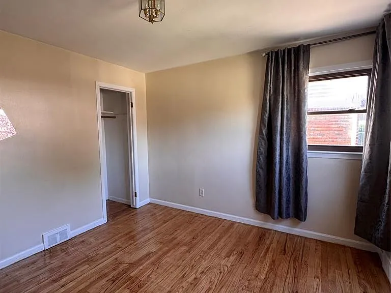28025 Joan St — Photo 7