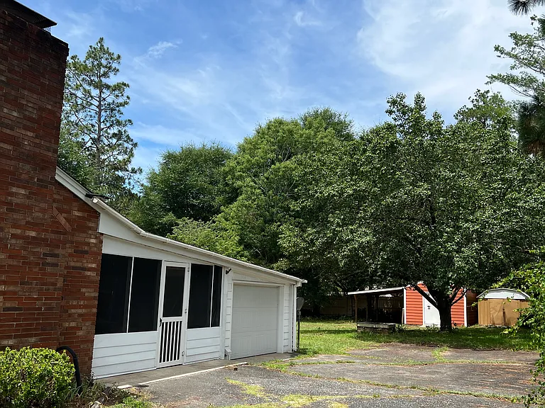 1605 Crest Dr — Photo 14