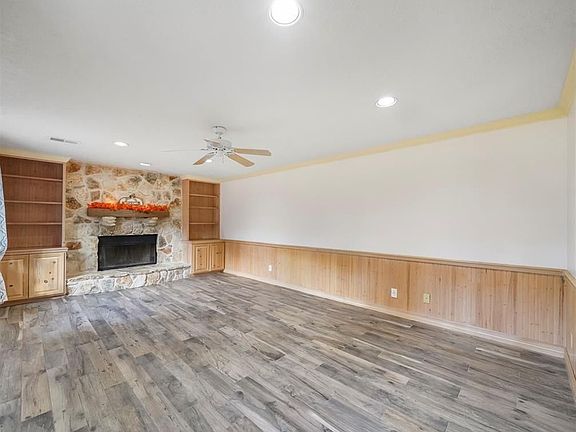 4th image of 2111 Diane St