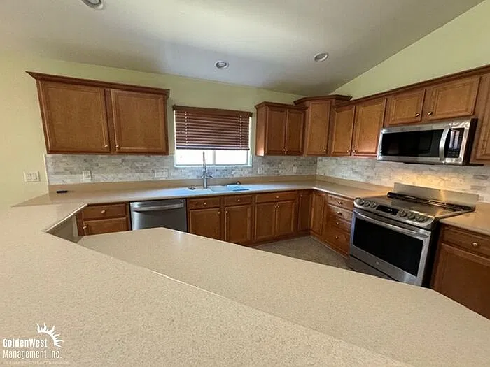 3 bed, 2.0 bath, 1700 sqft, $1,800 — Photo 3