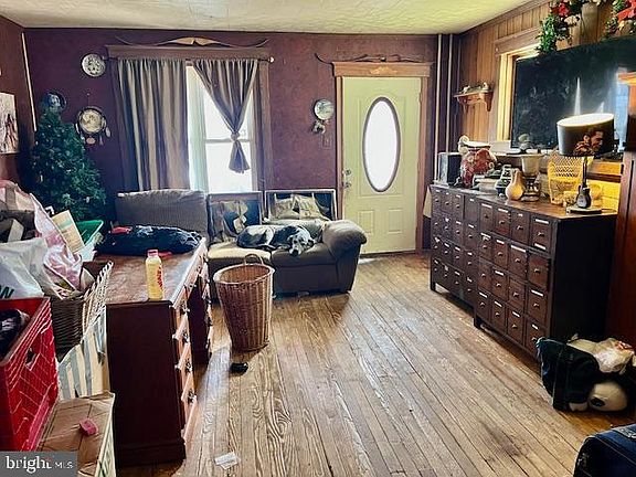 2nd image of 131 E Elm St