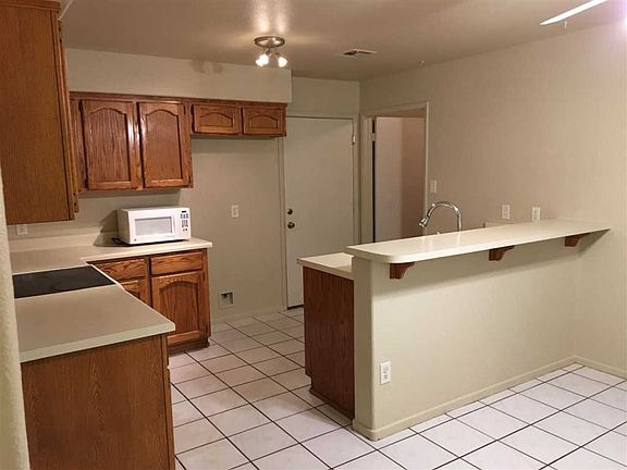 5th image of 565 N Gonzalez Dr