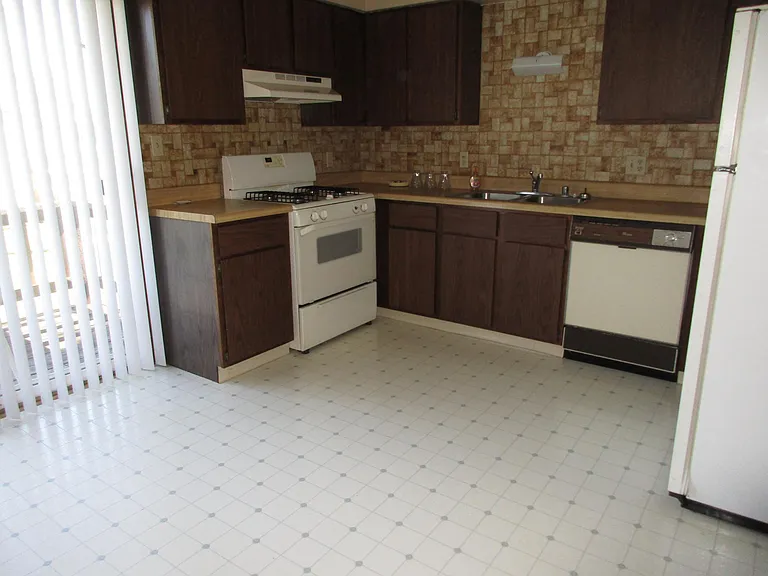 40 Oak Ct #C — Photo 6