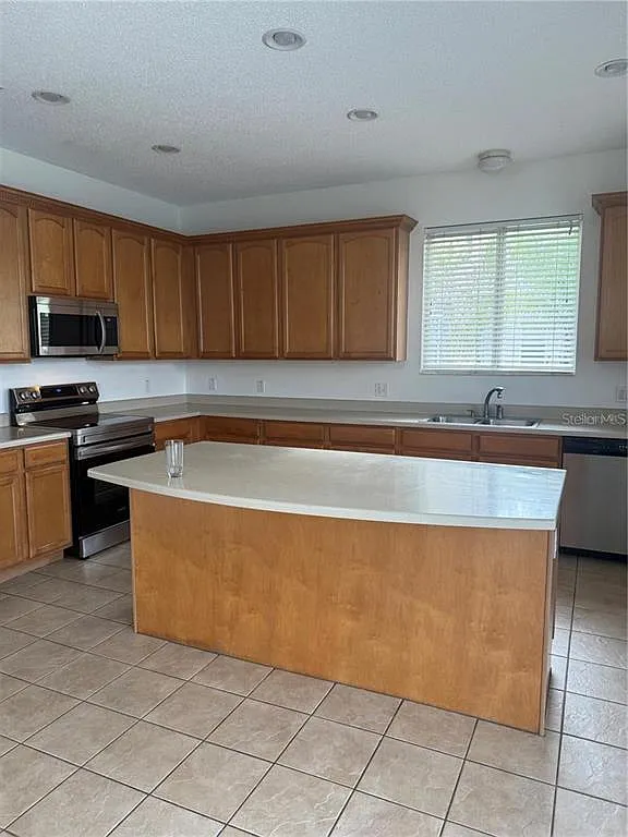 3 bed, 2.0 bath, 1866 sqft, $2,250 — Photo 4