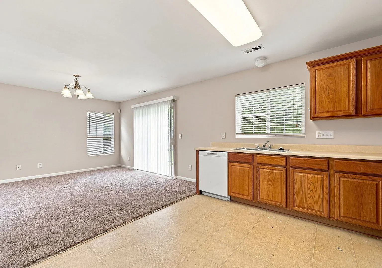 Charming 3-Bedroom Home with Spacious Backyard & Garage in Raleigh — Photo 4