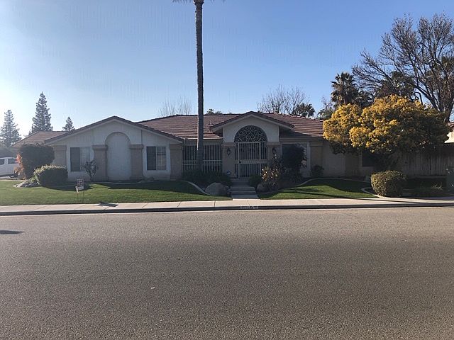 Front of home with gate. 