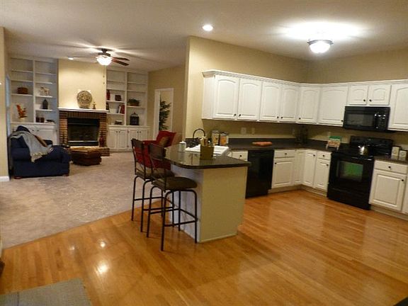 4th image of 2800 Red Leaf Dr