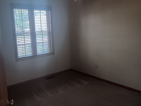 5th image of 160 Kincora Dr