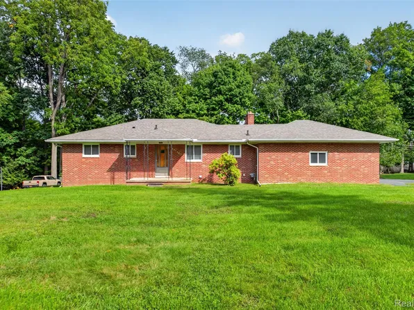 26710 La Muera St, Farmington Hills, MI 48334