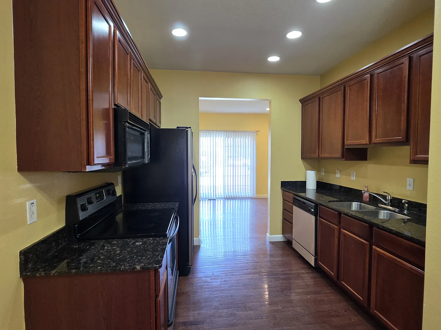 3 bed, 2015 sqft, $2,250 — Photo 4