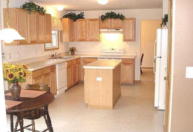 Beautiful Eat in Kitchen with island