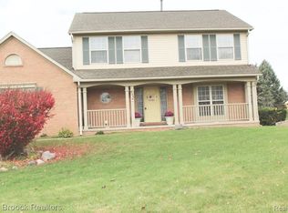 255 Round Tree Dr, Lake Orion, MI 48360