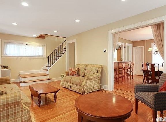 3rd image of 32 Ward St