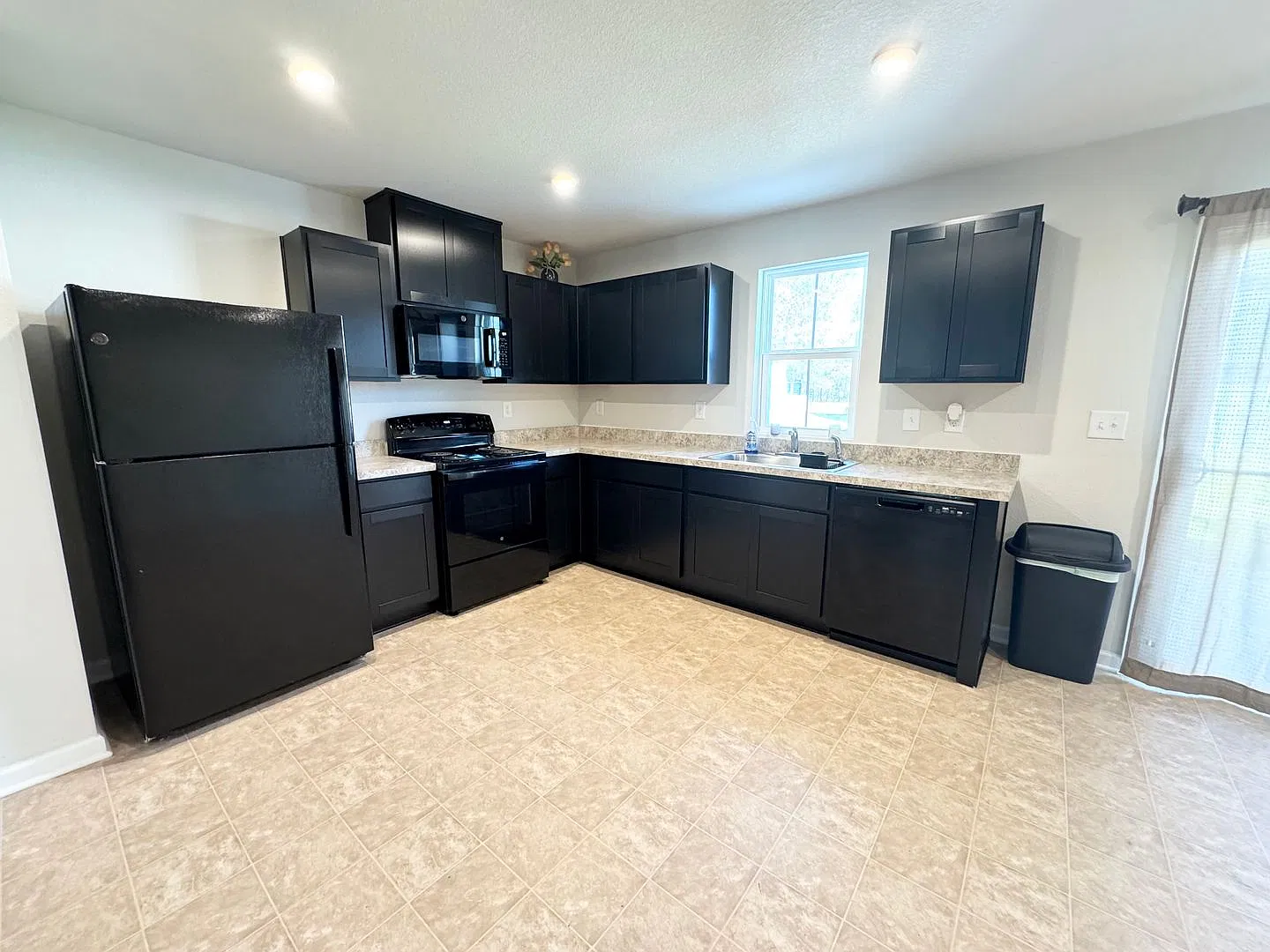 1405 Raven Way — Photo 2