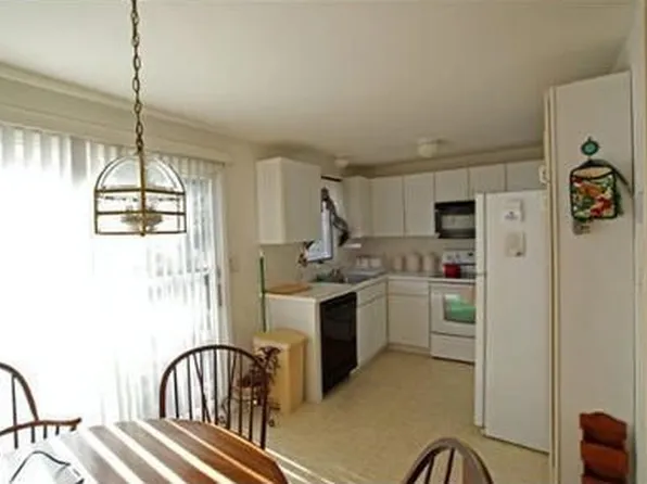 61 Victoria Heights Rd, Hyde Park, MA 02136