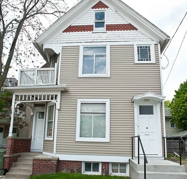 8/1-$1745 3 BR with Laundry, Upper Flat Close to Lakefront and UWM - 2431 N Farwell — Photo 8