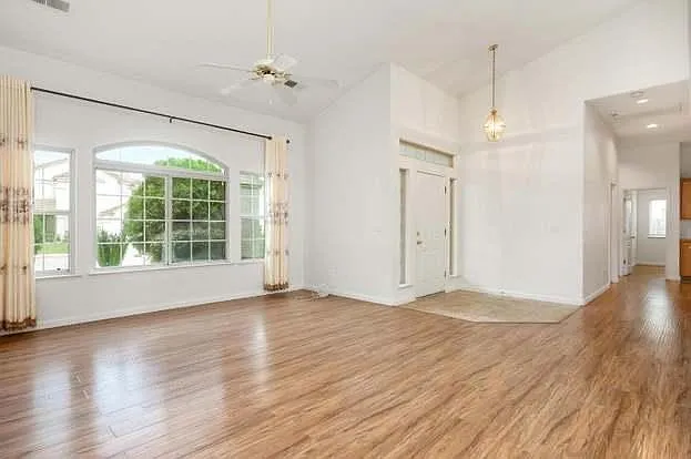 2832 E Cromwell Ave — Photo 2