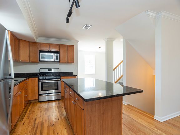 5th image of 3015 N Leavitt St Unit 3E