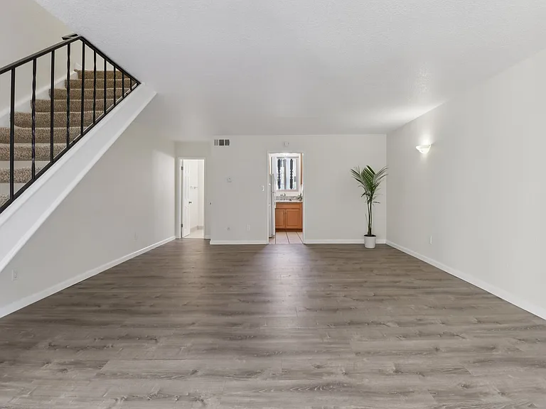 La Jollan Townhomes — Photo 6
