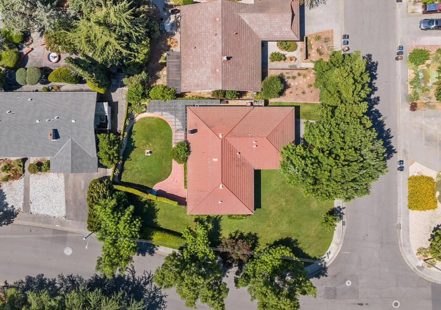 Elegant 4 bedroom home - Comfort in Serene Location — Photo 3