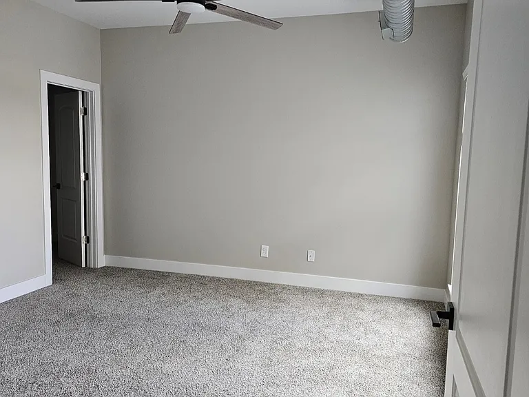 5827 Broadway St #202 — Photo 4