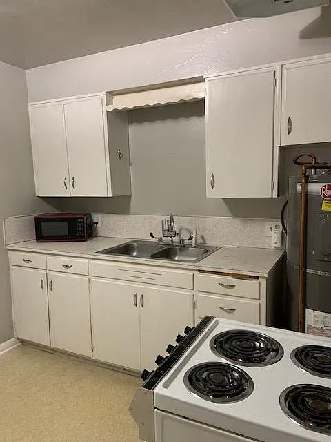 1744 Center St NE — Photo 2