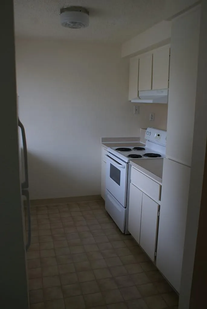 Pine Crest Apartments — Photo 2