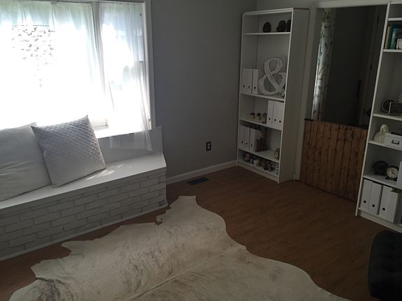 Formal LR w/window seat