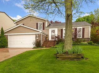 714 Buffalo Cir, Carol Stream, IL 60188