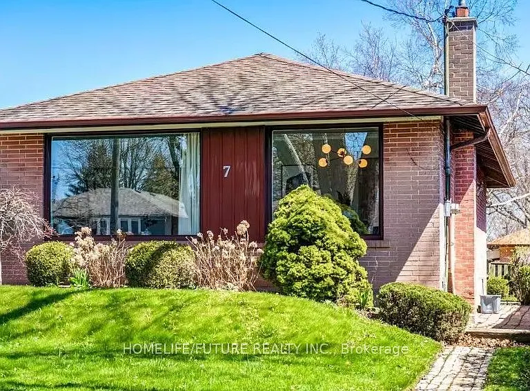 7 Stonehenge Cres — Photo 1