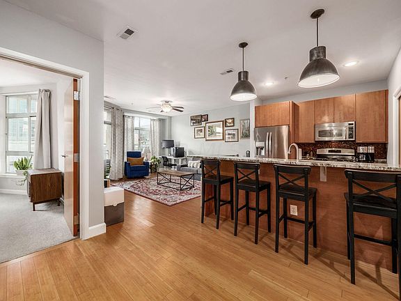 5th image of 845 N High St #304