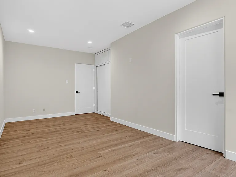 4711 Tyrone Ave — Photo 27