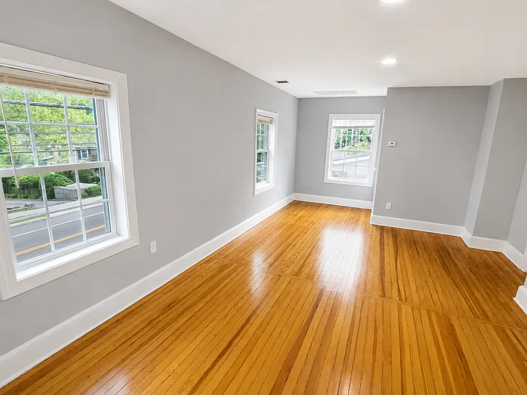 93 Woodbury Rd #B — Photo 3