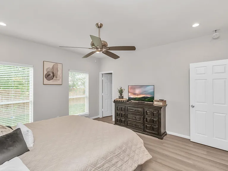 3308 Castor St — Photo 40