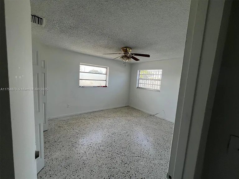 887 W 29th St #2 — Photo 3