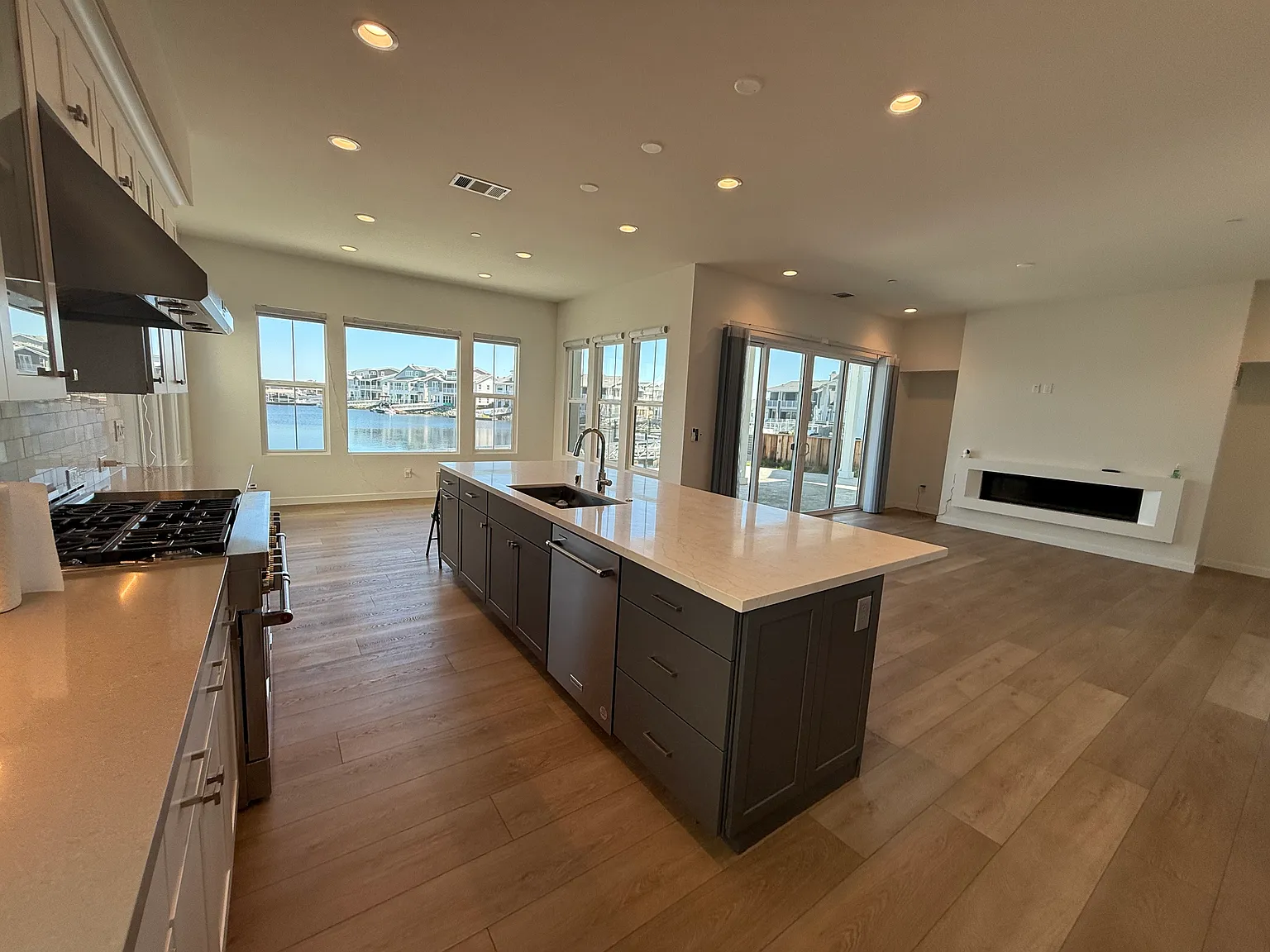 4 bed, 5.5 bath, 3847 sqft, $4,999 — Photo 4