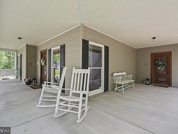 3rd image of 3600 Colonial Rd