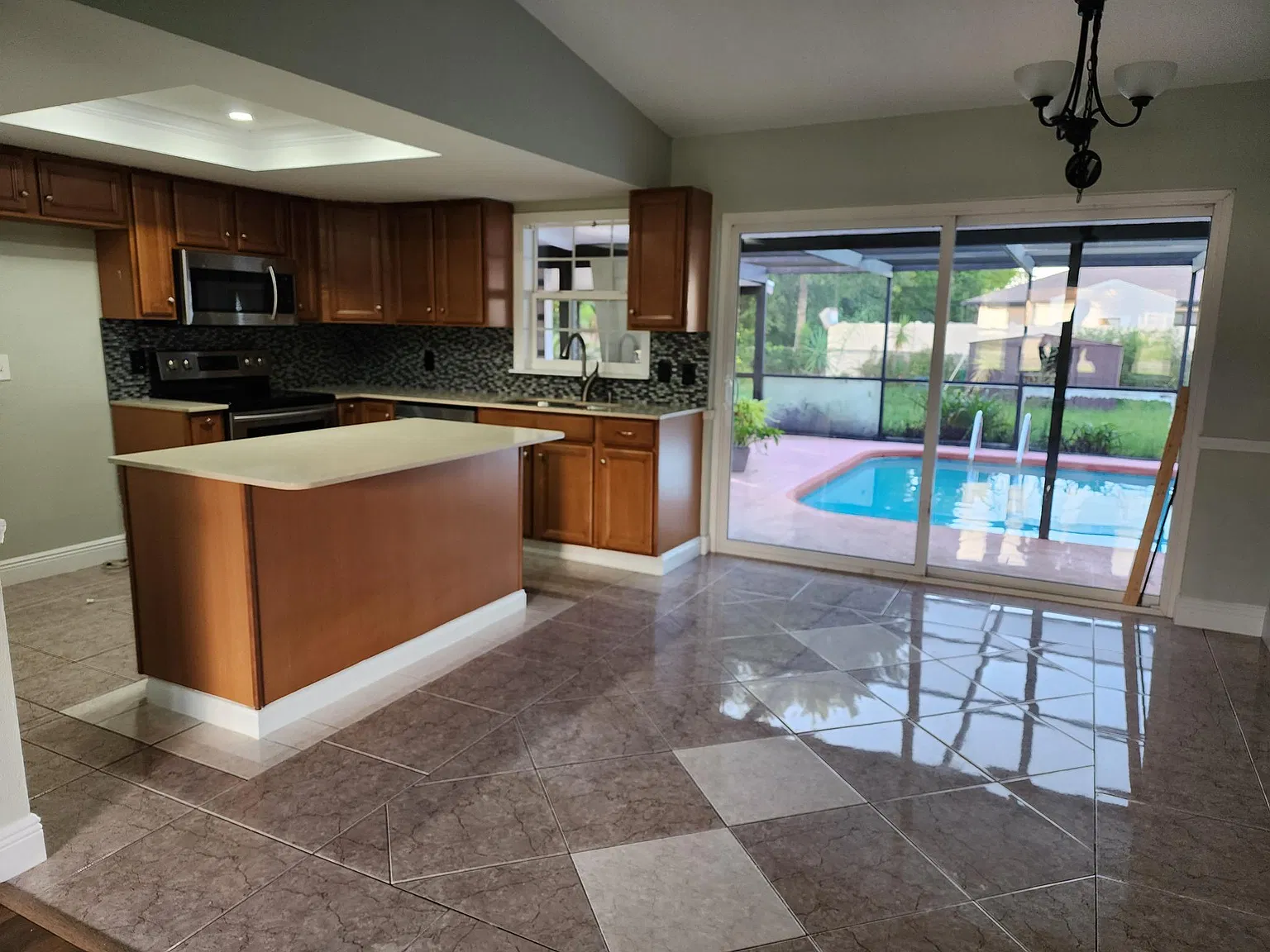 3 bed, 1088 sqft, $2,250 — Photo 2