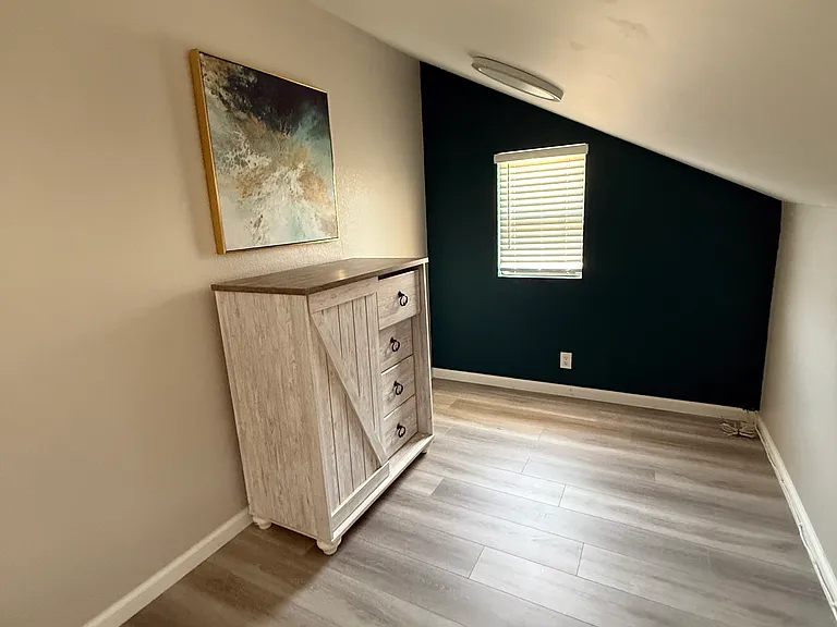 Bedroom (3/3)