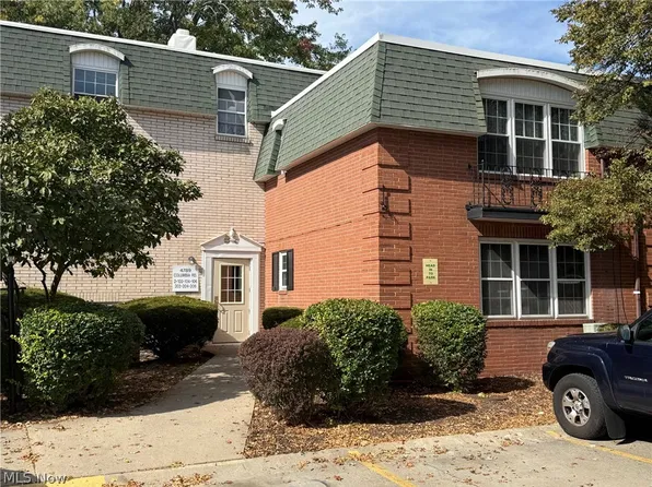 4789 Columbia Rd Unit 206, North Olmsted, OH 44070