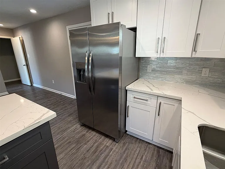 160 W Whitney St — Photo 6