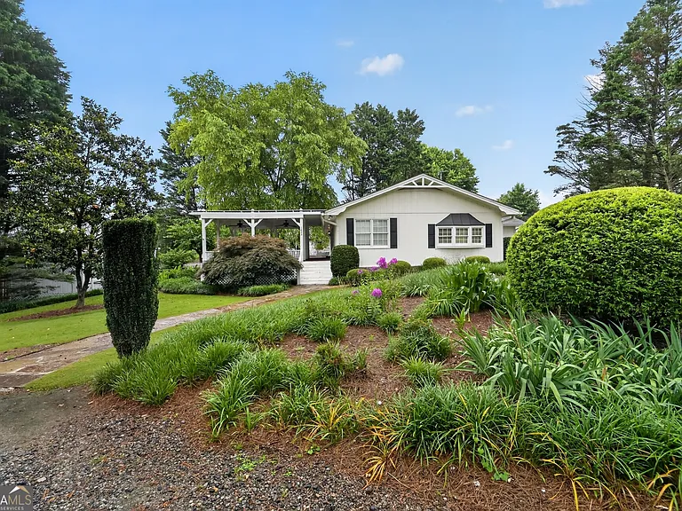 1455 Courtney Ln — Photo 4