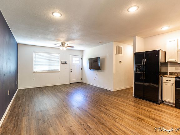 4th image of 1110 Columbus Street