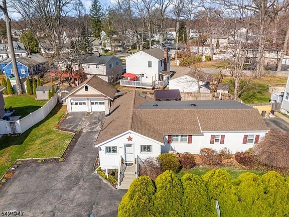 3rd image of 107 Kingston Rd