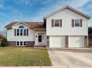 960 Comfortcove Dr, Machesney Park, IL 61115