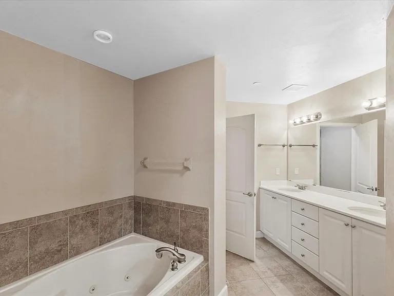 424 Luna Bella Ln #432 — Photo 19