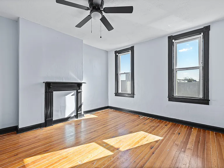 450 W 23rd St — Photo 15