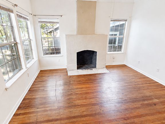 3rd image of 1102 W 22nd St