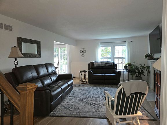 3rd image of 985 Walnut St