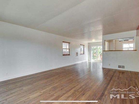 Living room/dining room: empty